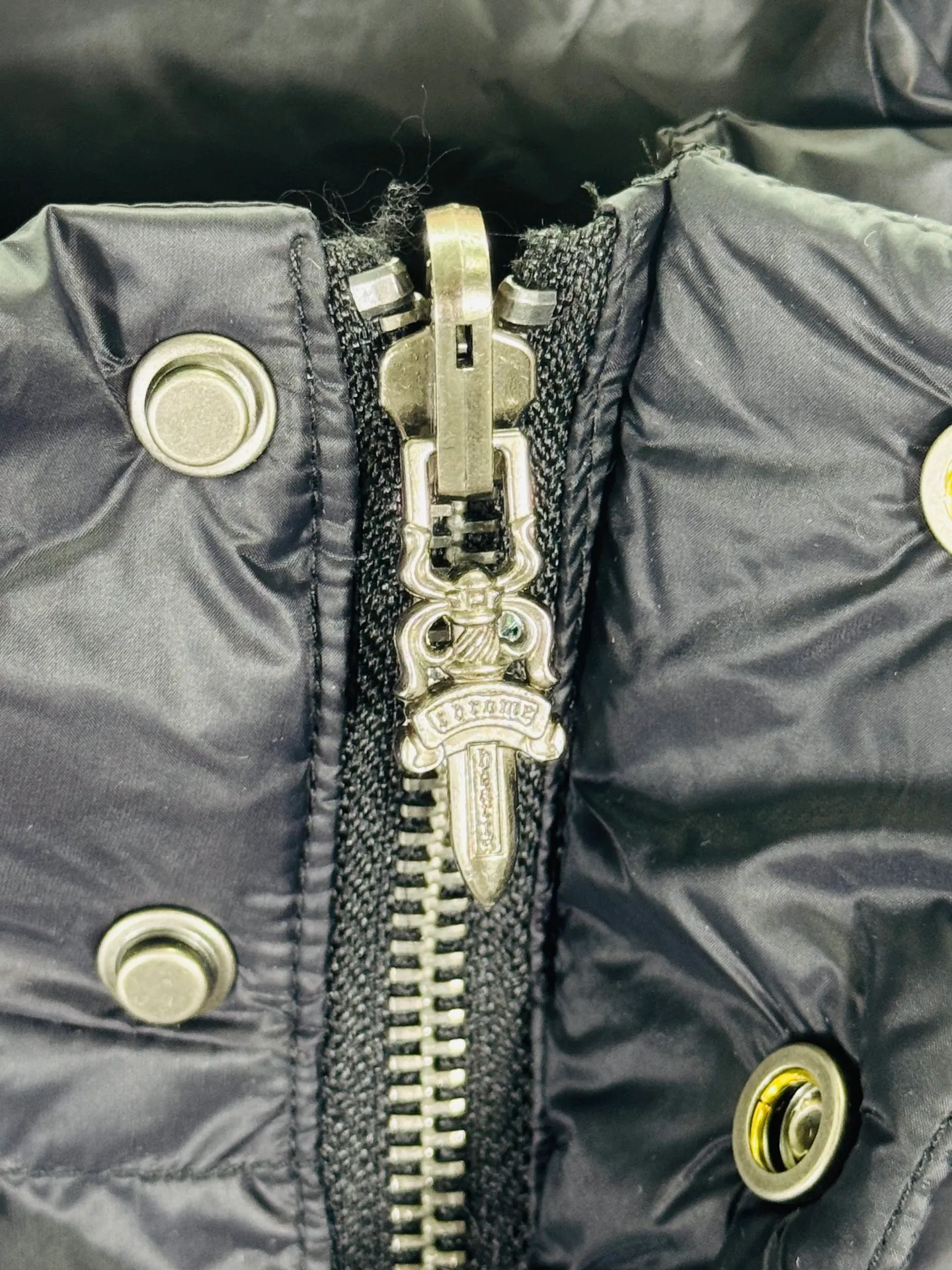 P800 top version 🐮 Real shot without P, ​​different from market products] Chrome Hearts ❄️ Winter environmentally friendly down jacket series ❄️ Chrome Hearts dark pattern series hooded down jacket is available at the counter at the same time ❤ The hood is detachable! The hat is removable and can be worn on both sides. The best Guangzhou national standard 90 velvet on the market! ! The world’s highest fluffiness of 900D! ! High standard and sufficient down filling! ! Exterior windproof and waterproof dark-grain custom fabric, interior high-grade dark-grain lining fabric to prevent lint, original hardware molding, fine craftsmanship details, casual or formal wear ✨ Slim-fitting and not bulky Recommended color: Customized matte black series Code numbers: S, M, L, XL